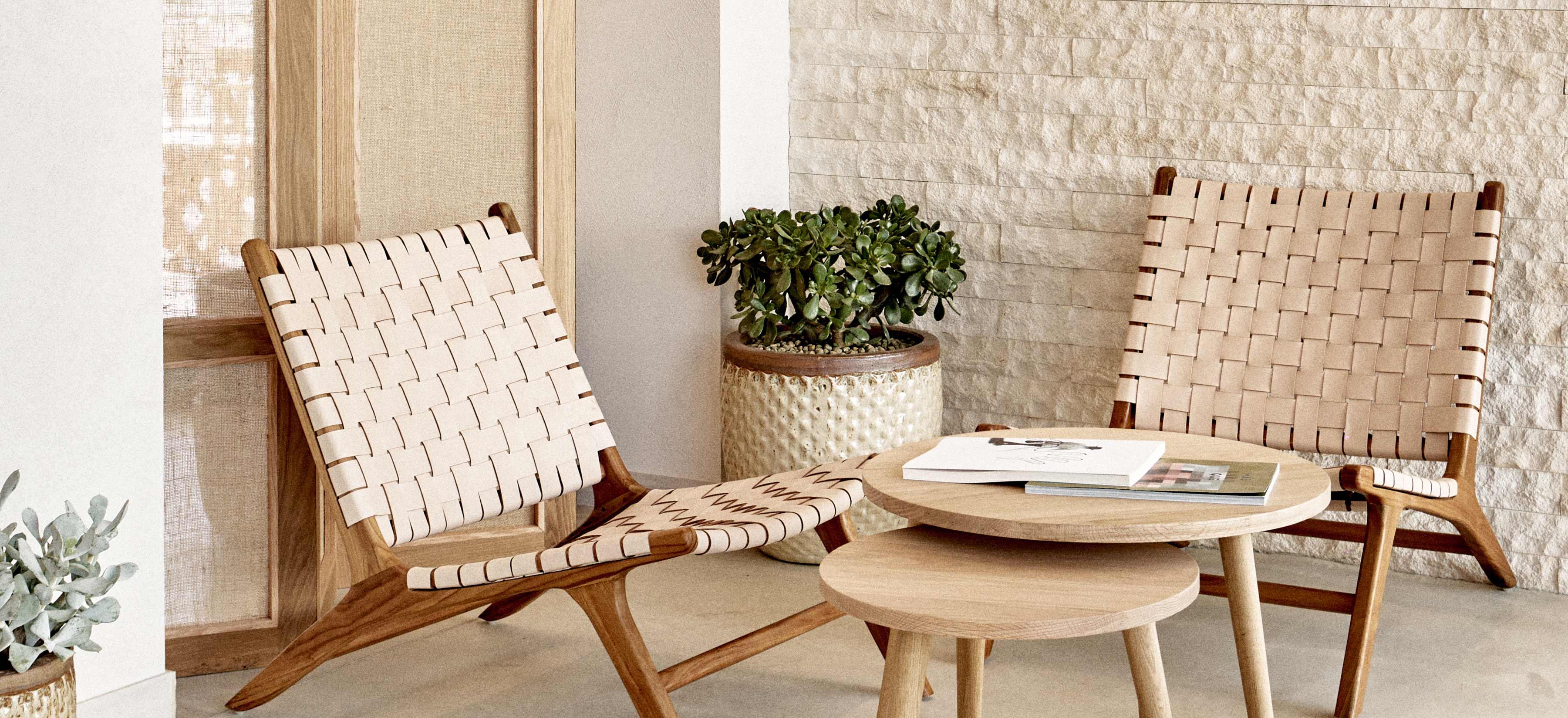 un cálido rincón lounge, dos sillones relajantes y una pequeña mesa con revistas